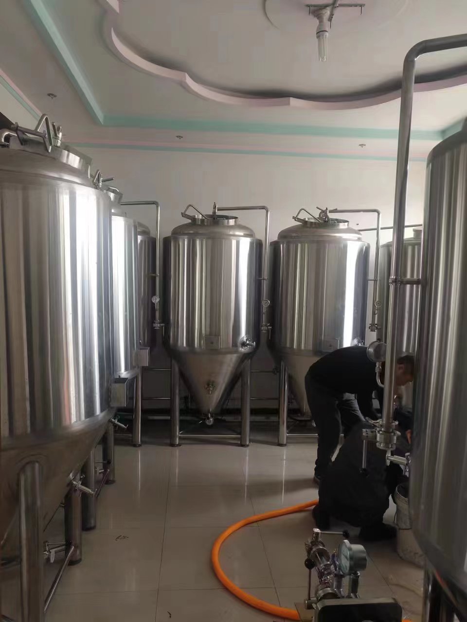 酿造啤酒设备多少钱,啤酒区分勾兑和酿造