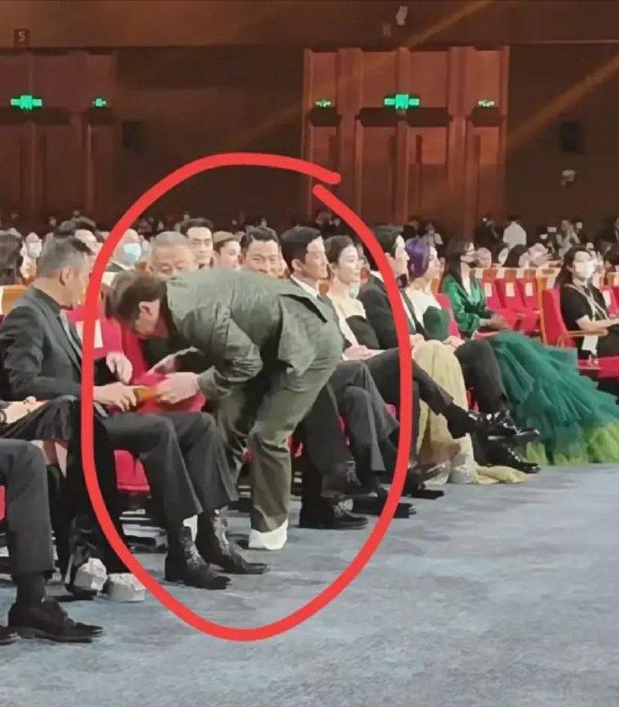 吴京黄渤成龙颁奖晚会,黄渤沈腾忘词完整版