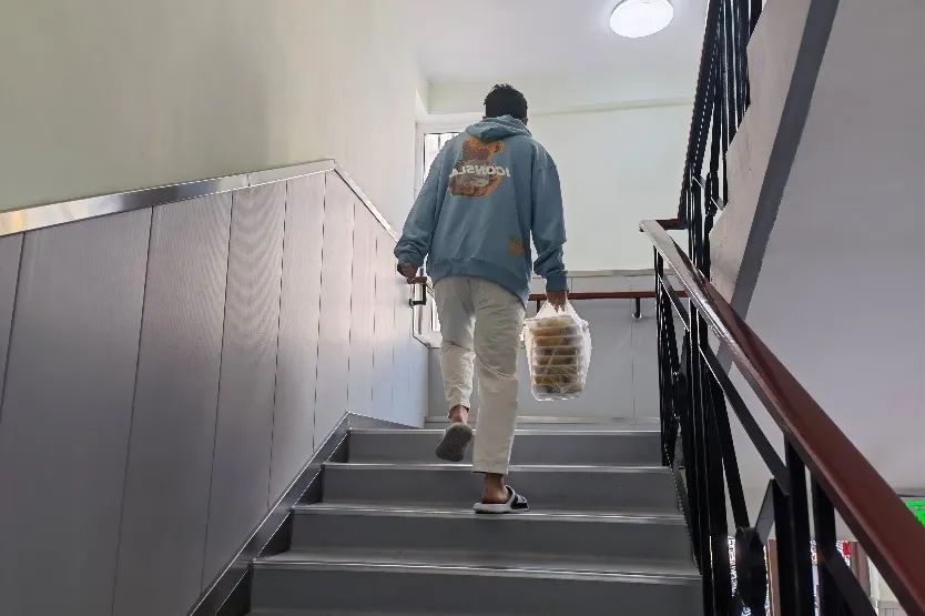 他们的名字叫寝室长、楼层长、楼长和总楼长！推车声、敲门声，带来饭菜的香气｜同心抗疫，共担风雨