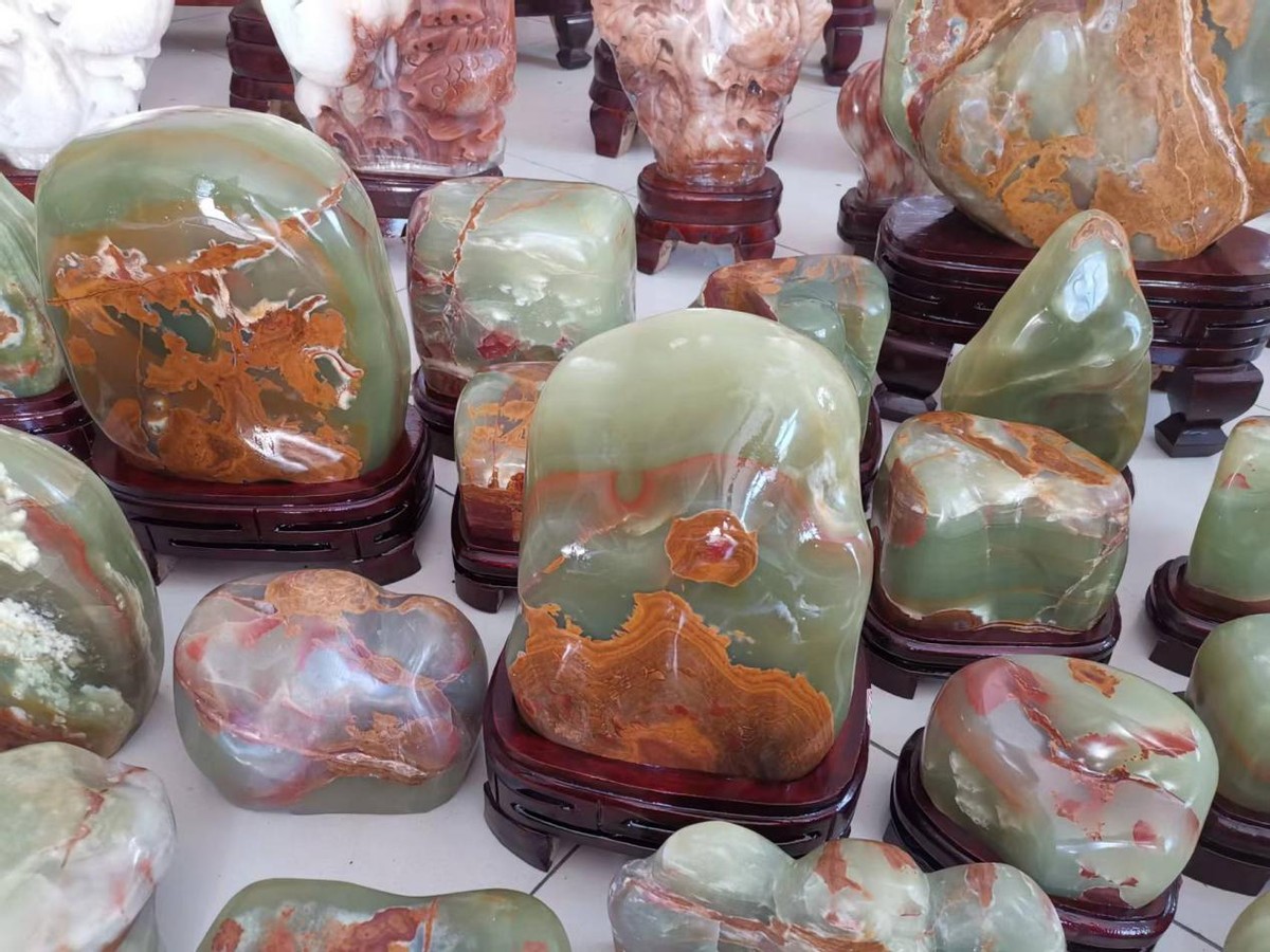 挑选奇石认真负责,观赏奇石交易市场哪里最好