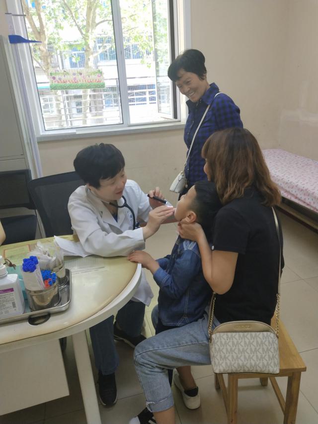 有个奶奶*春叫**风，23年诊治十多万生长发育疾患儿童