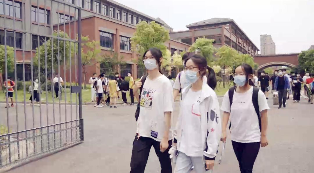 高考结束别忘了谢谢父母,高考结束后你忘得了她吗