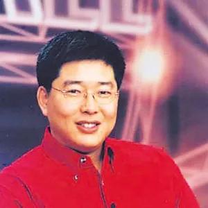 黄健翔前妻是端盘子的吗,足球解说员黄健翔现任妻子