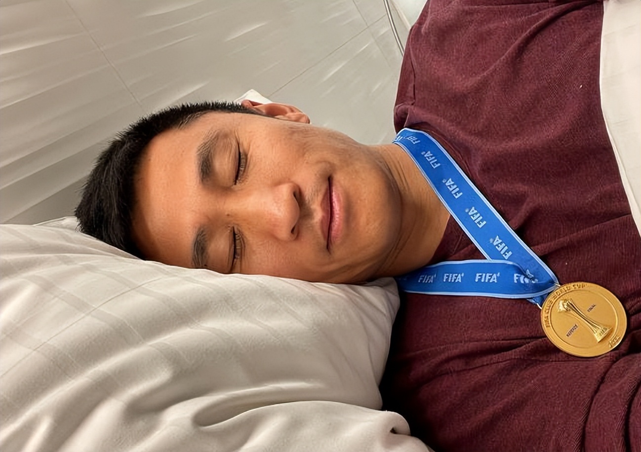 裁判的判罚争议引发球迷的不满,俱乐部不得就判罚提抗议