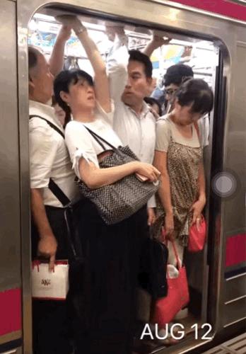 日本列车助推员,日本地铁推挤员年薪