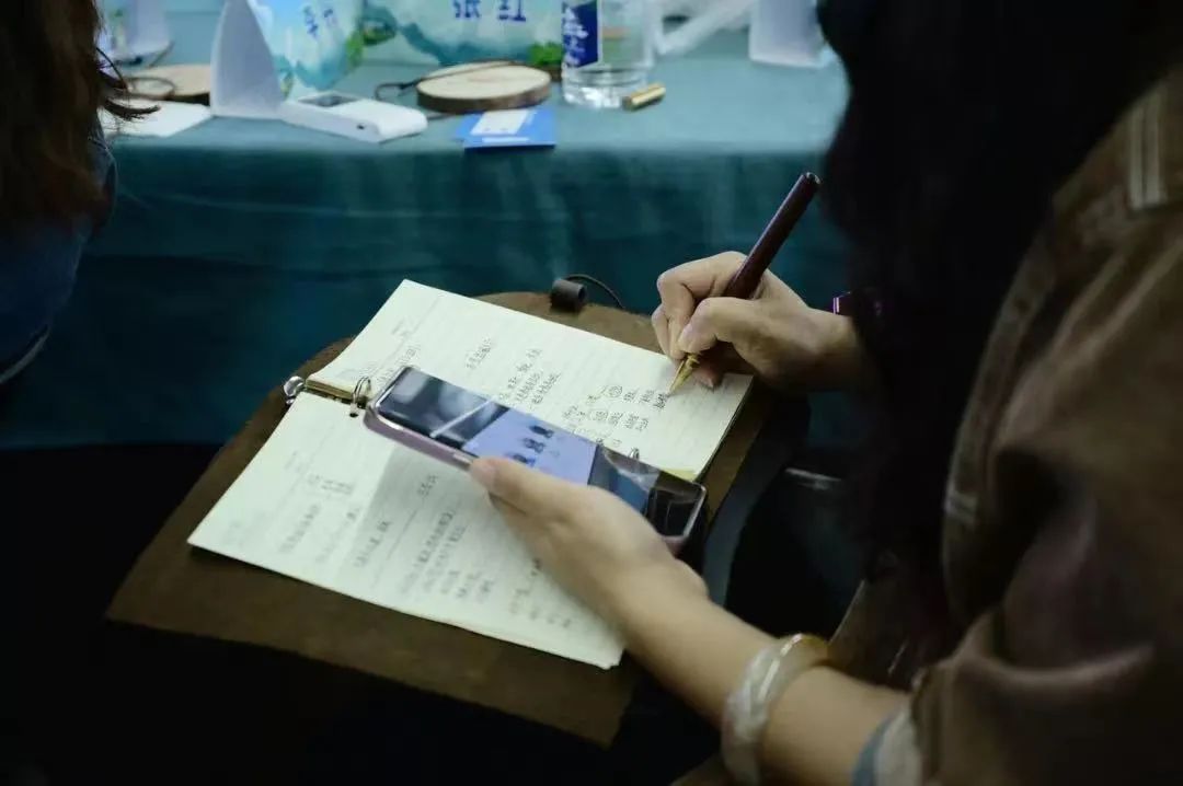 云南姑娘返乡苦学短视频，直播间带火本地咖啡，免费教2000个家乡大学生做自媒体