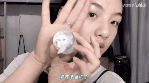 染完黑发以为很有气质,染红发颜值