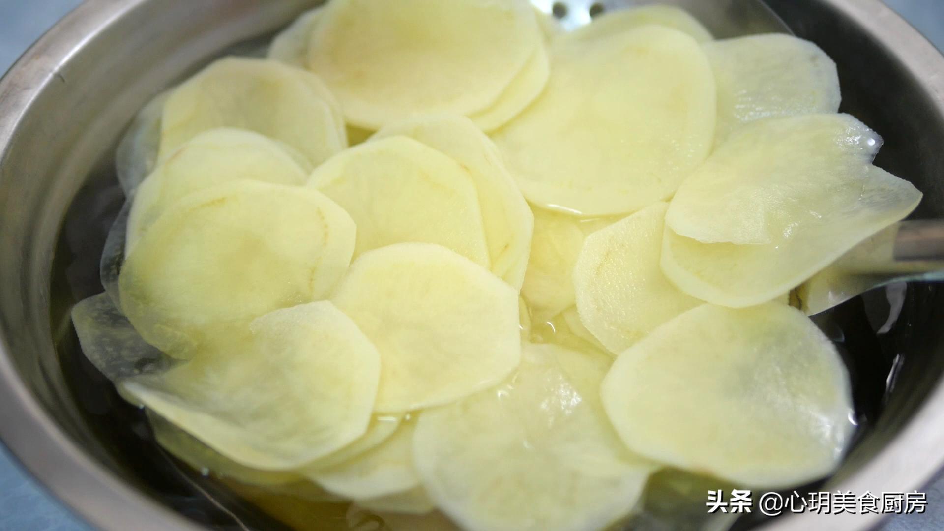 怎么用土豆炸薯片最简单的方法,在家用土豆就能做的炸薯片