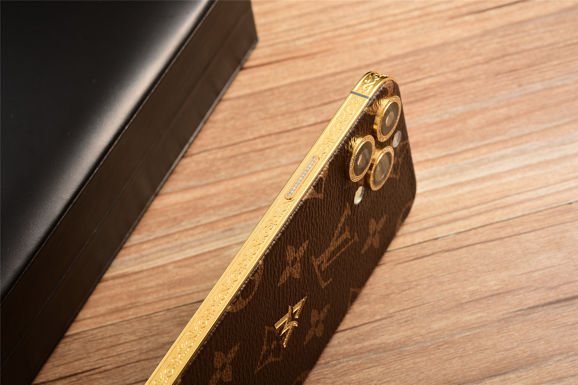 年轻人的第一款LV，不一定非要包包，也可以是LV定制iPhone