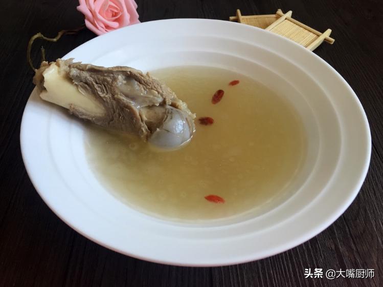 骨头汤加料,骨头汤不加料能白吗