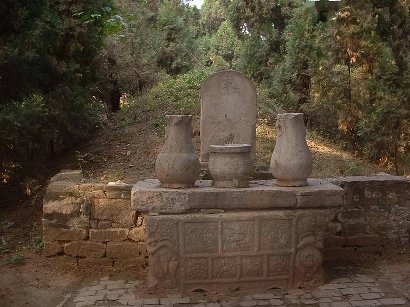 坟上有洞晚辈受穷,坟上有洞子孙穷