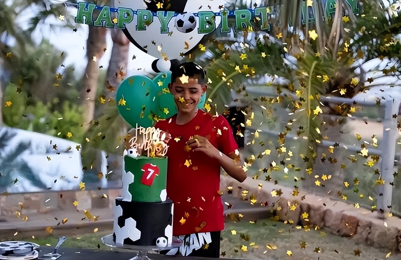 c罗12岁的时候,c罗12岁才踢球吗