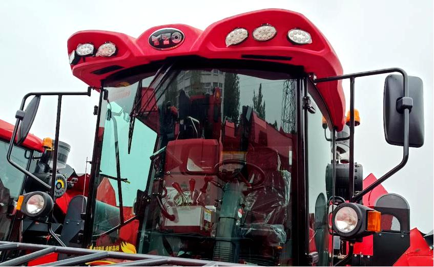 最新款三行玉米收获机,3万左右的玉米收获机