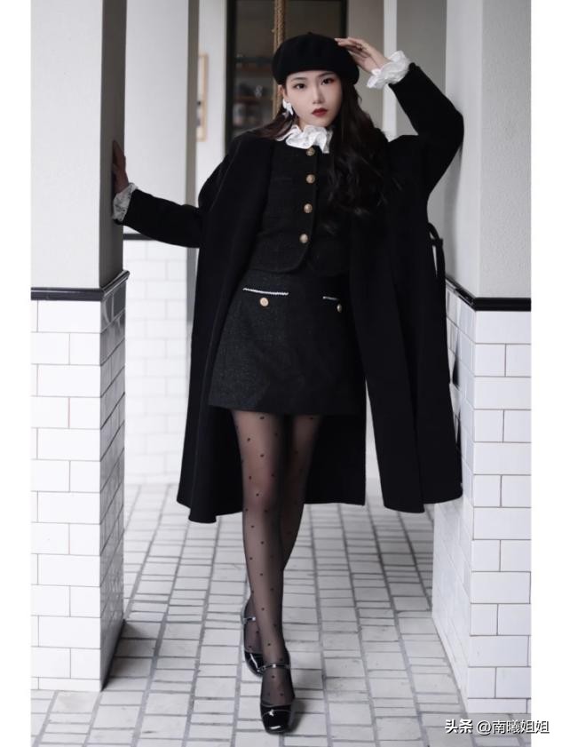 适合微胖女生的玛丽珍鞋款式推荐,玛丽珍鞋搭配过膝黑丝蓝色仙女裙