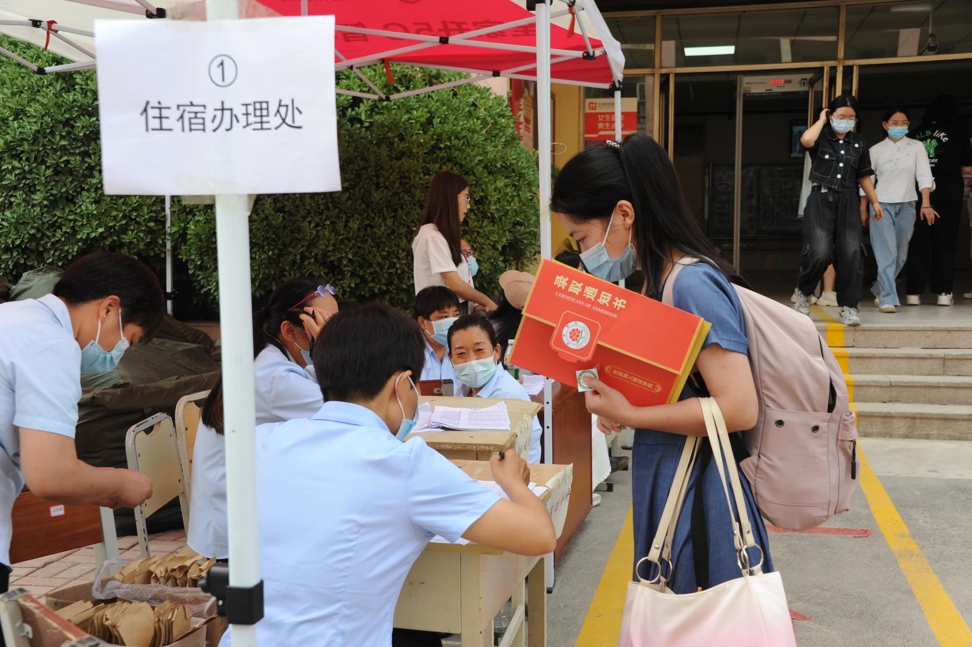 菏泽学院7174名新生分批次错峰报到，开启大学校园新生活