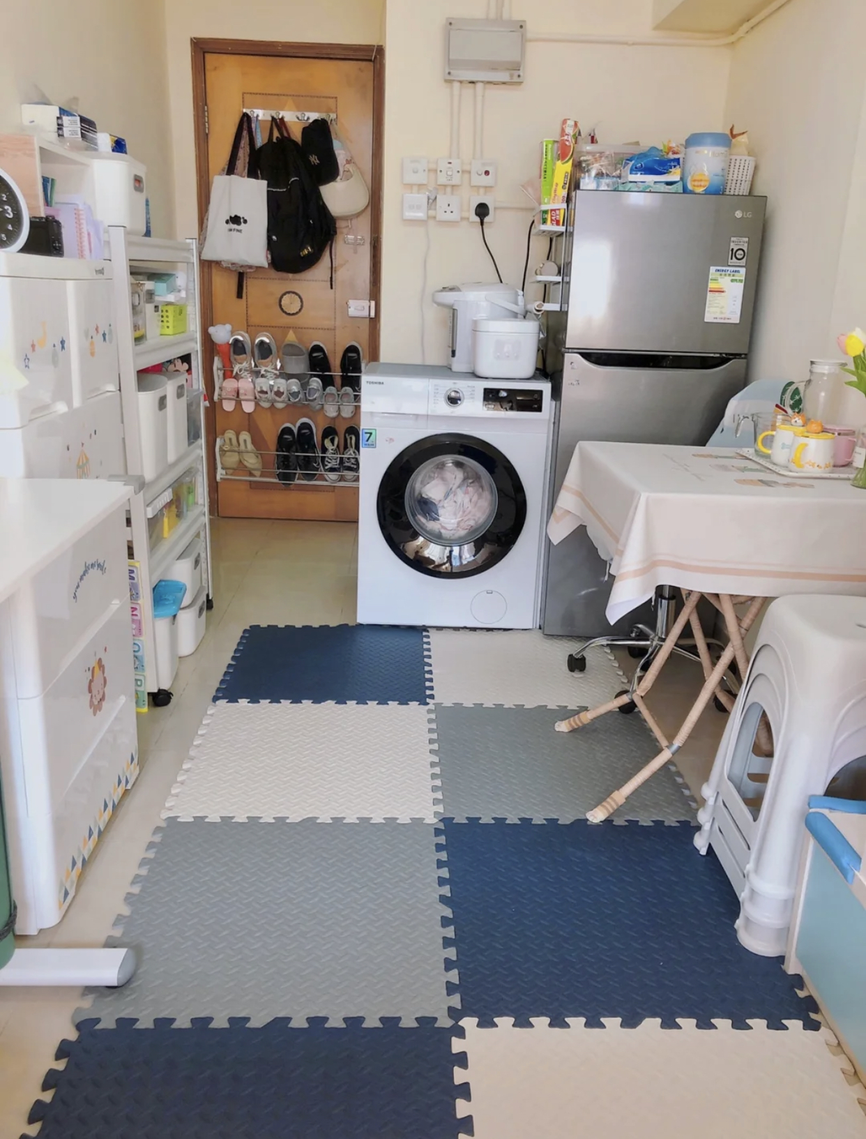 香港一家三口的真实生活,香港一家人挤在5平方的劏房生活