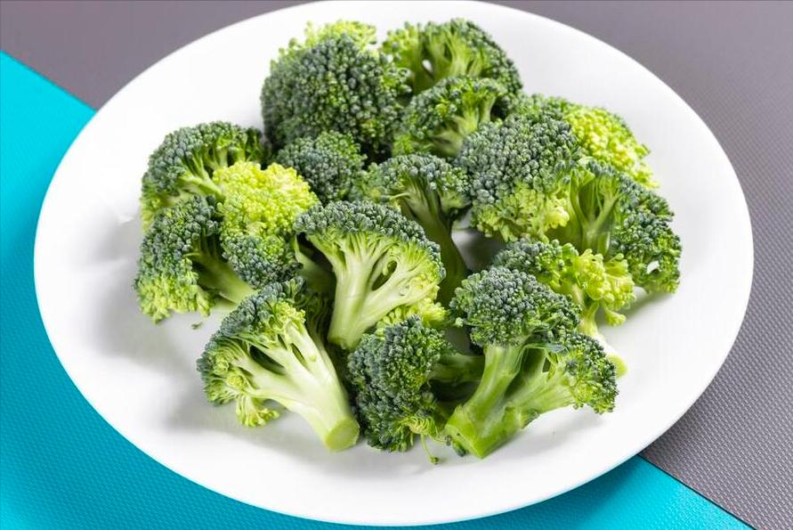 少吃花生多吃碱性菜头发乌黑,50岁后少吃花生多吃三种碱性菜