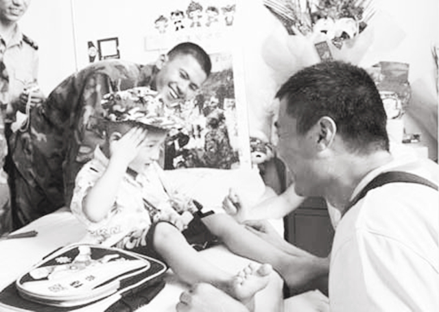 汶川地震中的3岁敬礼男孩郎铮,汶川地震被救的郎铮在干什么