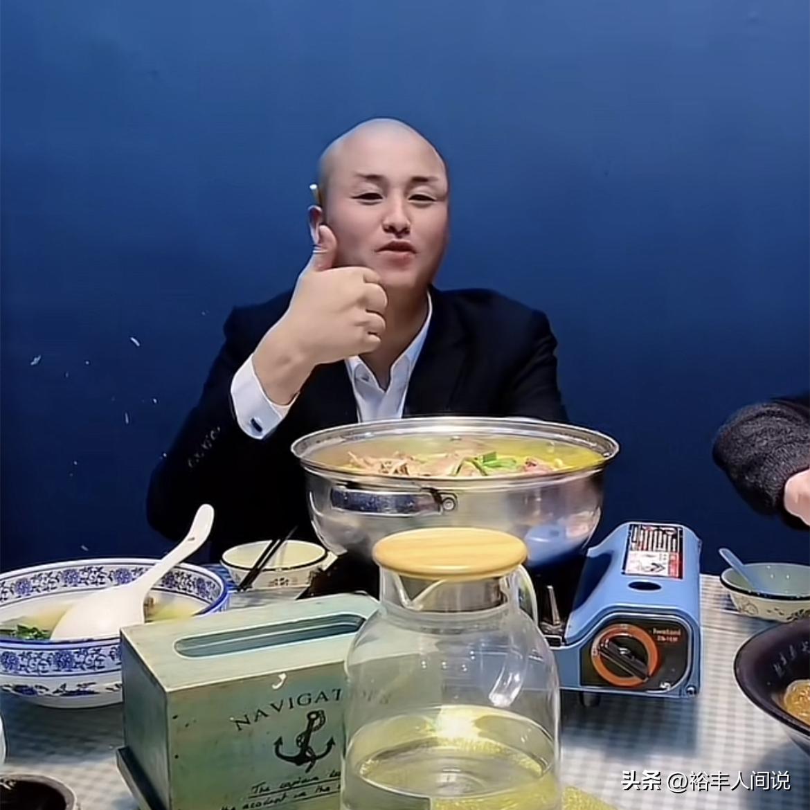 34岁网红“三千哥”因喝酒去世！生前被封最狠PK，轻松喝四斤白酒