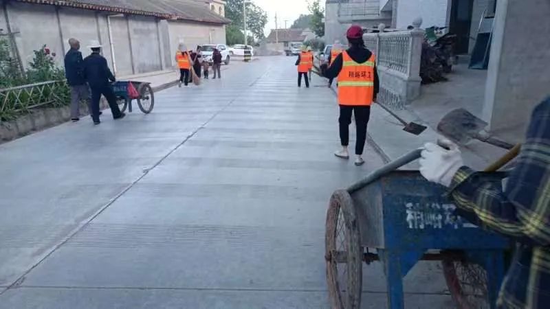 辛店镇持续开展路域环境整治行动,两城镇不断加大环境卫生整治力度