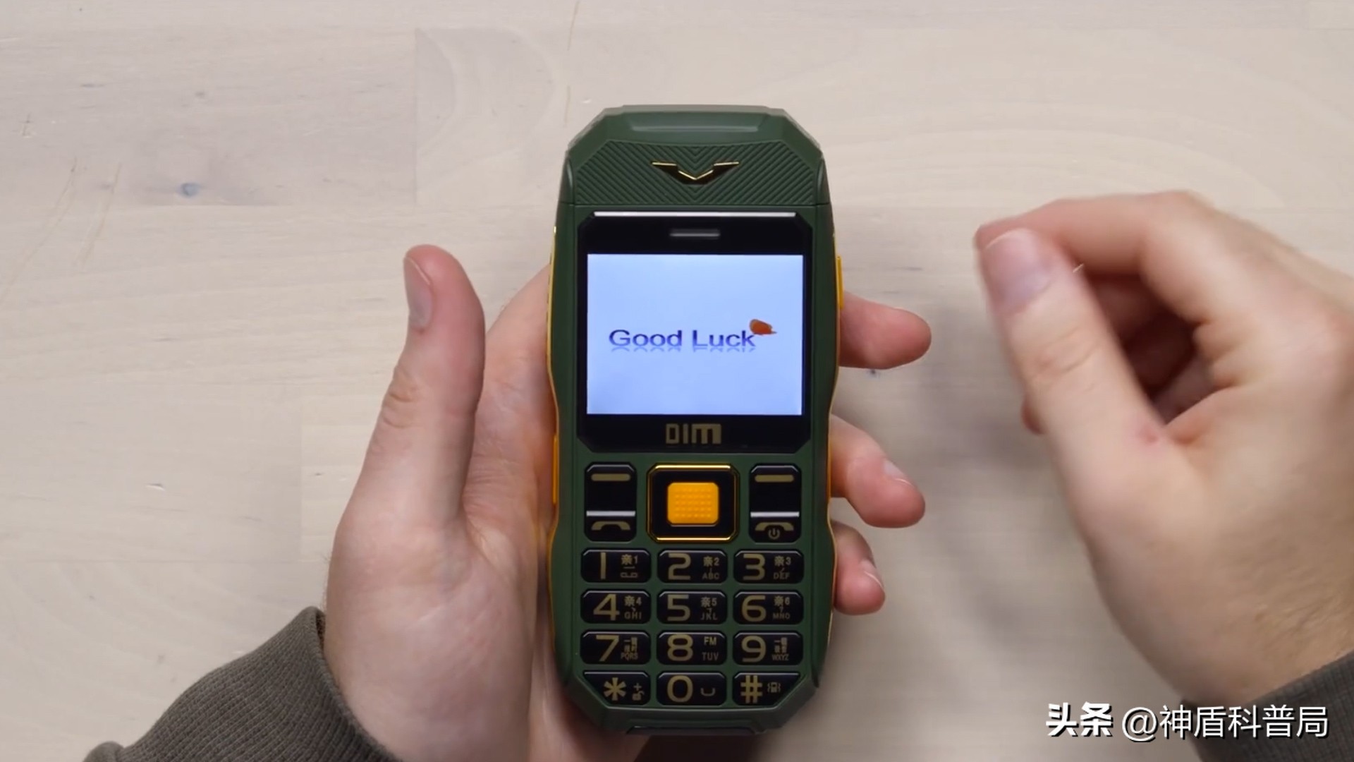 美国大叔网购老年机,美国大叔买安卓手机