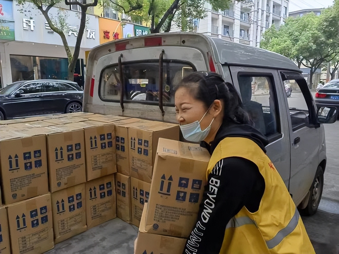 辛巴用直播电商助力乡村振兴,浙江天台圆梦助学公益达人陆慧平