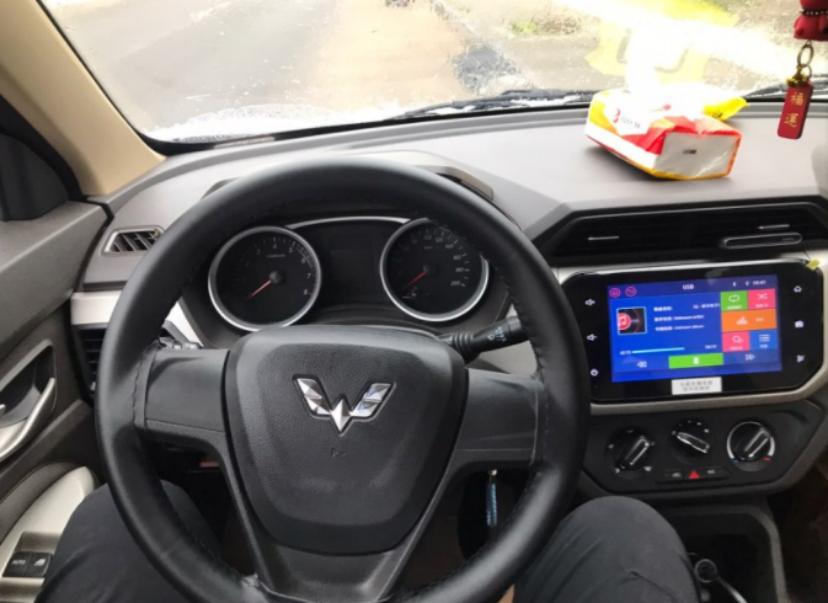 新五菱宏光s性价比,五菱荣光s和五菱宏光s哪个拉货好