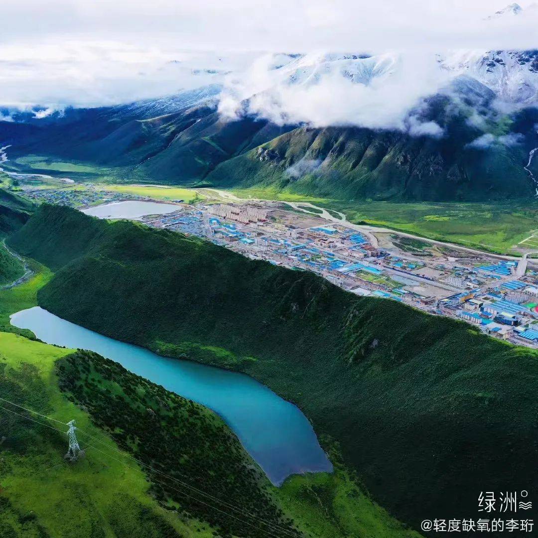 雪山下的梦幻球场爆红网络！*藏西**的这个小城，值得被所有人看到