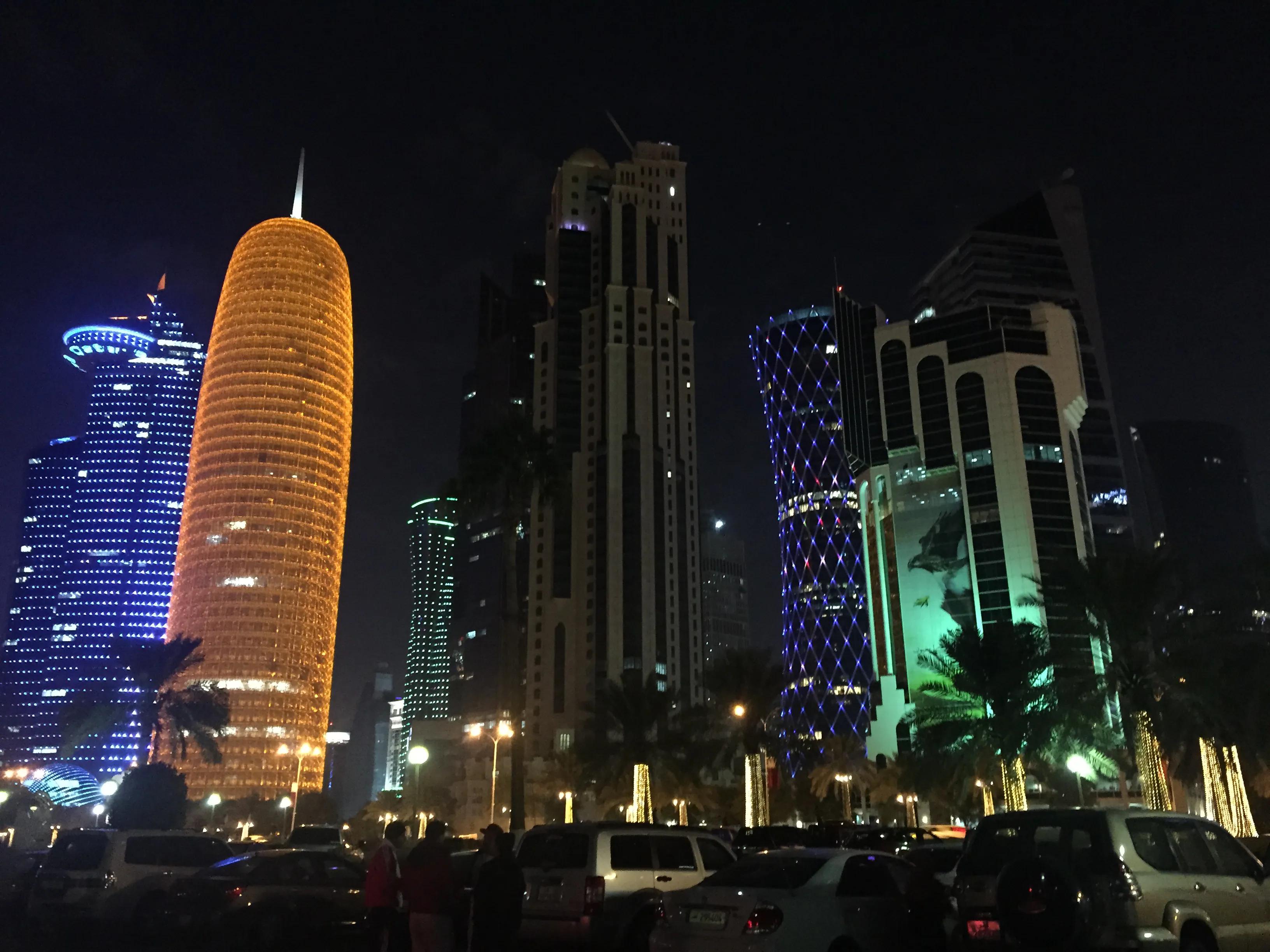 真实的卡塔尔长这样，一半沙漠一半海水