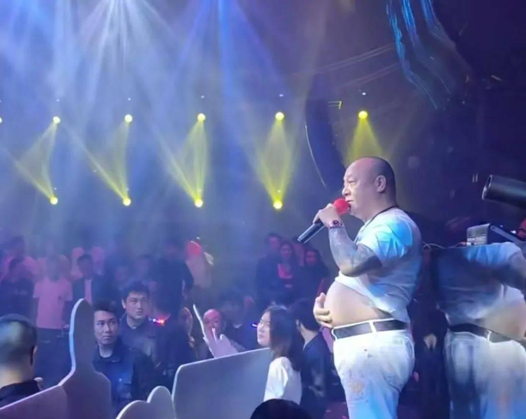 57岁港星现身街头,港星70多岁很年轻