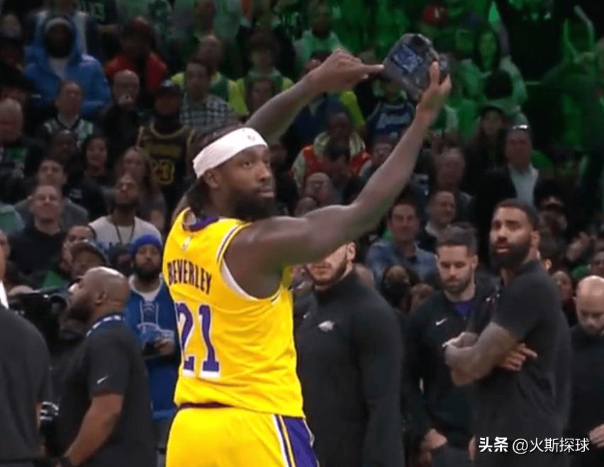 老詹被犯规不吹,老詹绝杀犯规没吹