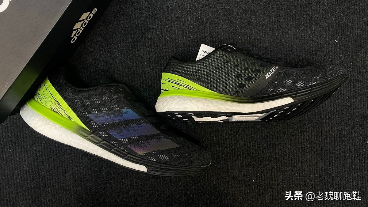 软弹脚感，优秀外观：脚感不输顶级跑鞋的特步新秀，半价就能入手