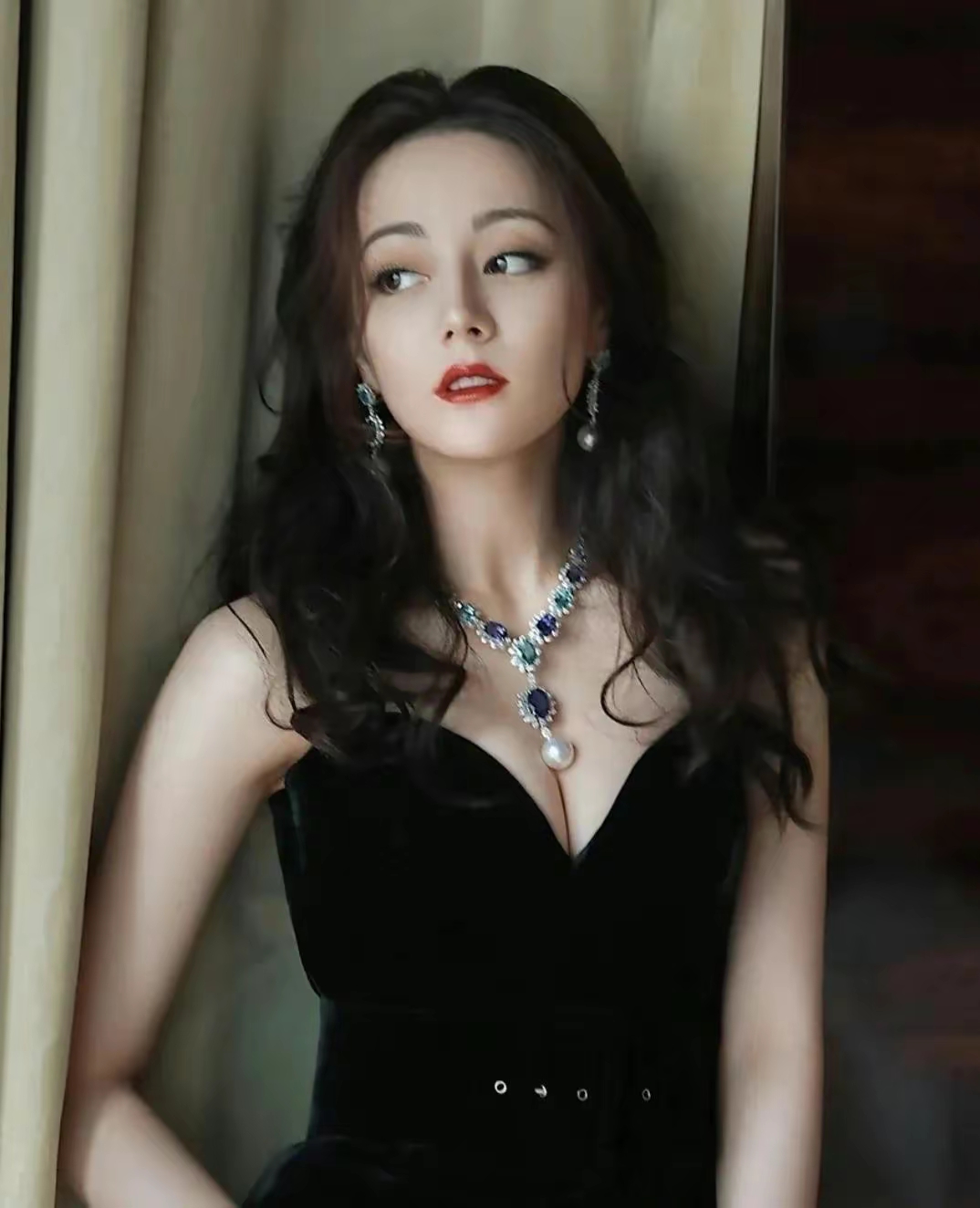 “酥胸半露”却偏要捂着,故作矜持,有一种尴尬叫迪丽热巴玩性感