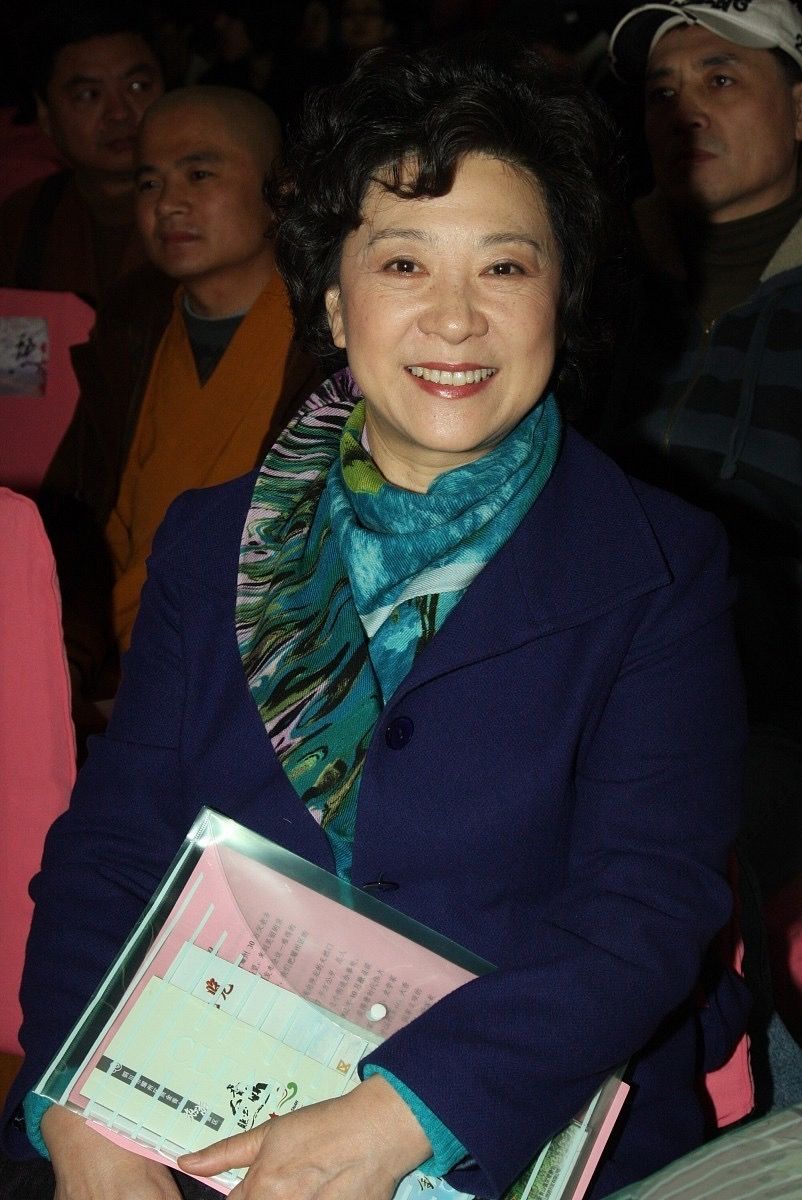 王馥荔橘色针织丝巾雅致活力,王馥荔的穿搭