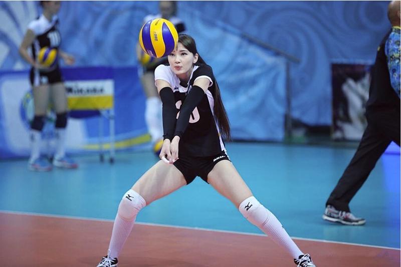 女排为什么要穿球服,女排运动员比赛只能穿一条裤子吗