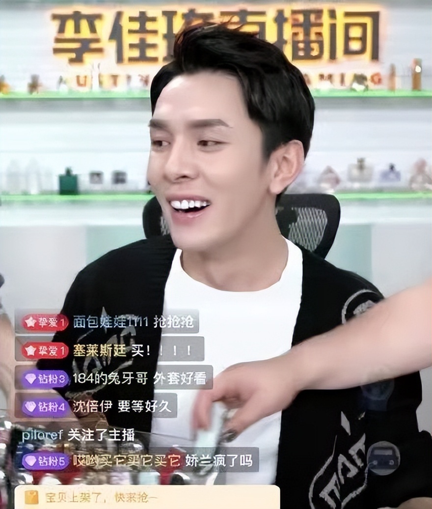 盘点有哪些明星在舞台上露过腹肌,假腹肌假翘臀