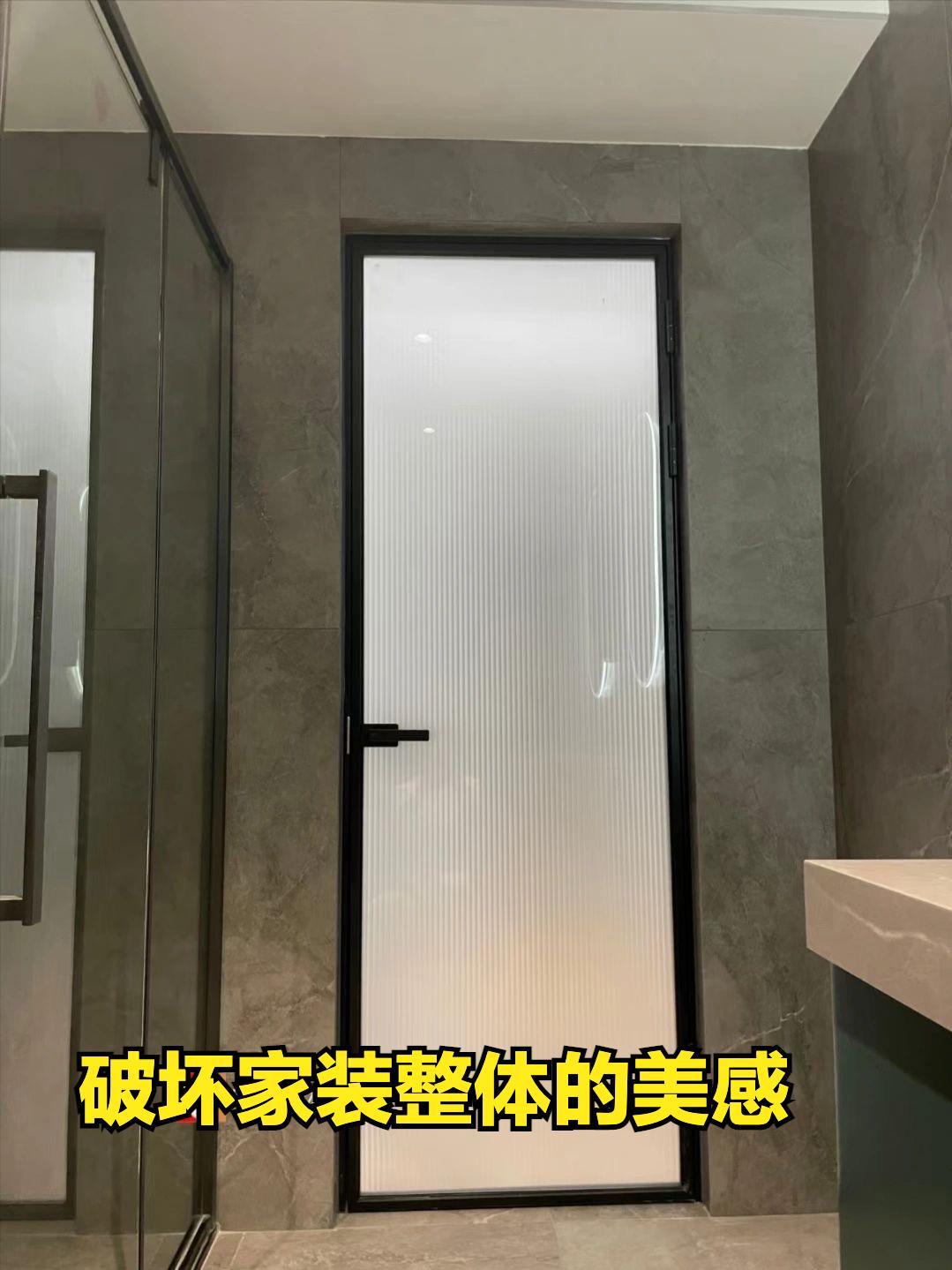 换了1次卫生间门，我终于知道了铝镁合金玻璃门和实木门的区别