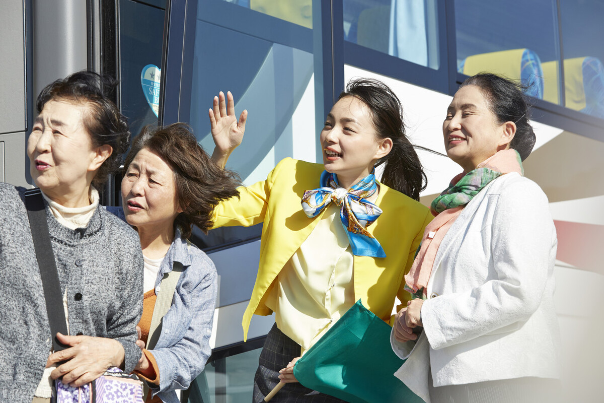 老人随身都会带什么,老年人出行一般带什么东西