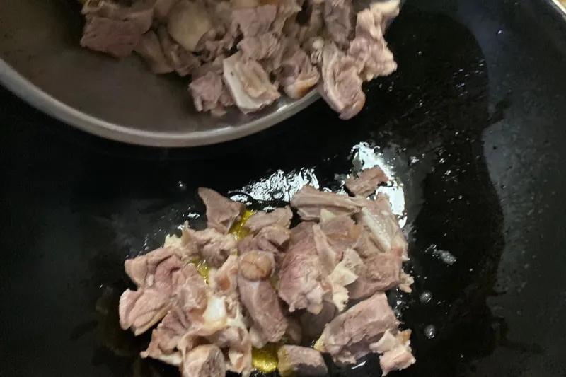 炖羊肉的正确方法与配料,炖羊肉只需三样料汤鲜肉香没膻味