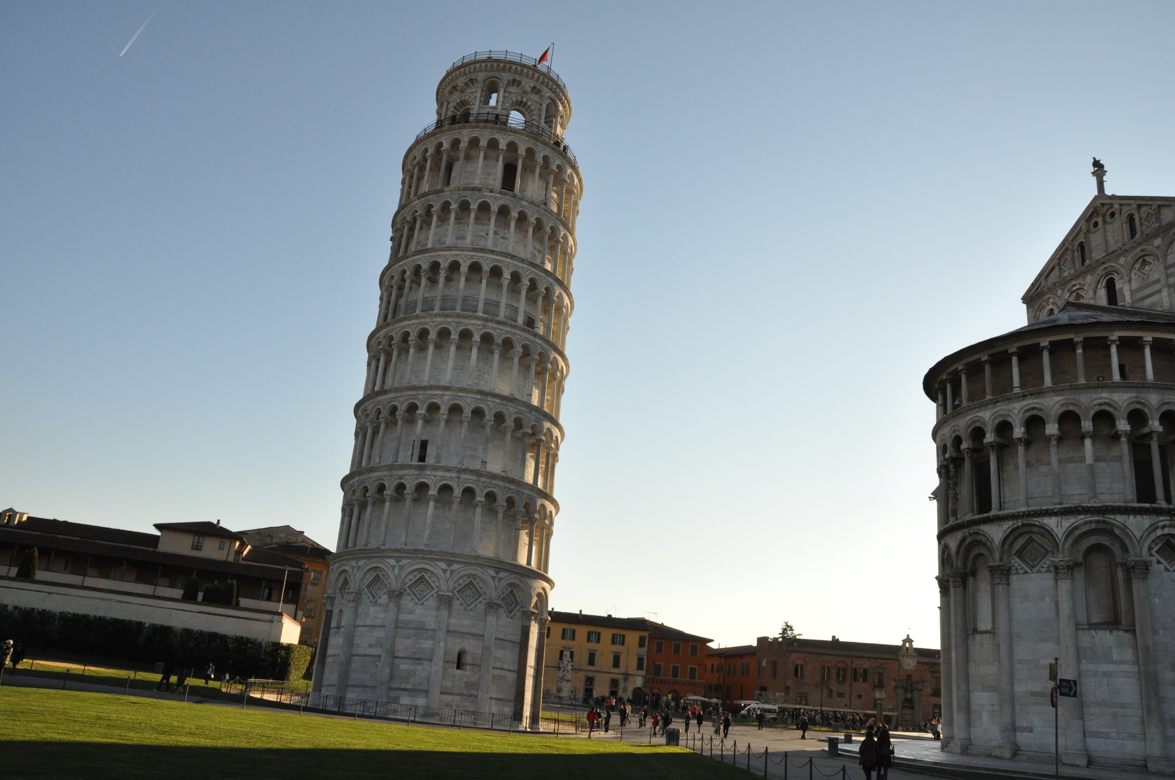 罗马式比萨斜塔,著名的意大利比萨斜塔是斜的吗