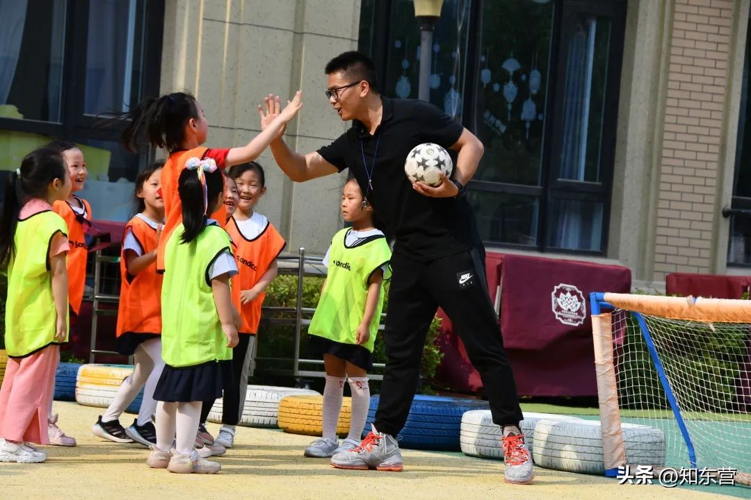 最美幼师和可爱的小朋友们,最美幼教男老师台下领舞