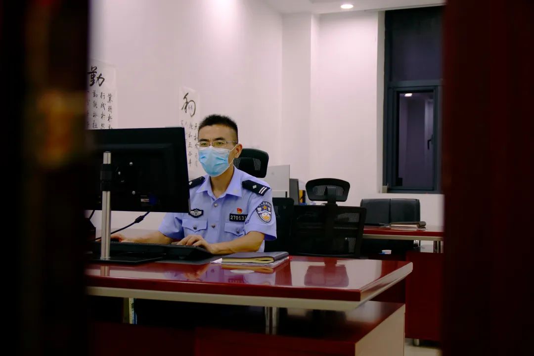 在武汉口岸,他时常与病毒不到一米的距离