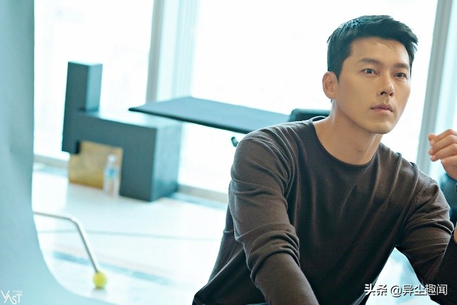 玄彬2022年最新「37张帅照」释出！禁欲白西装VS坏坏黑皮衣