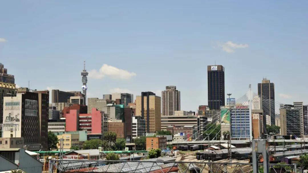 南非有三个首都，盛产黄金钻石茶叶，有企鹅，到野生动物园看狮子