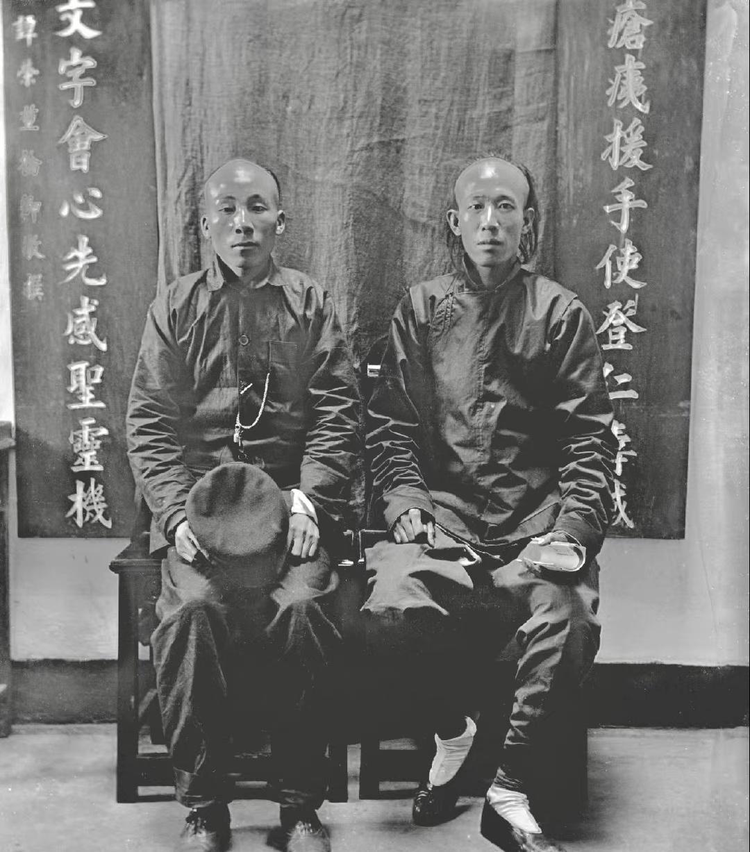 卑鄙龌龊老照片：*楼青**女子妖娆多姿，妇女露胸喂奶被孩子撕扯衣服