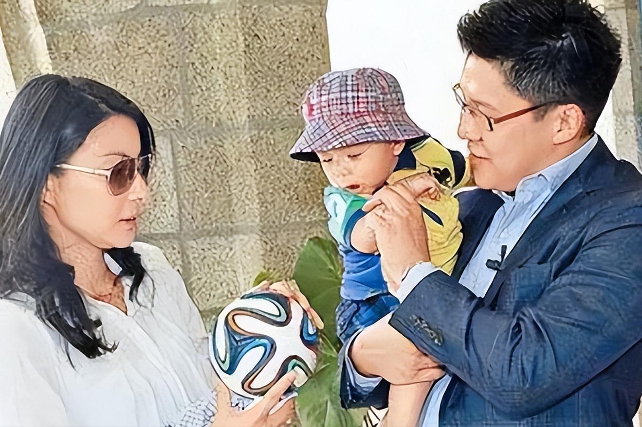 郭晶晶背小布包和老公上街购物 (郭晶晶用的帆布爱马仕包)