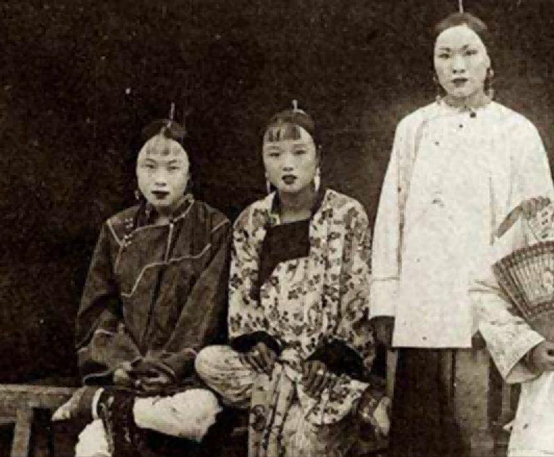 清未老照片：贵族奶娘哺乳小少爷，*女妓**在洋人怀里衣衫不整