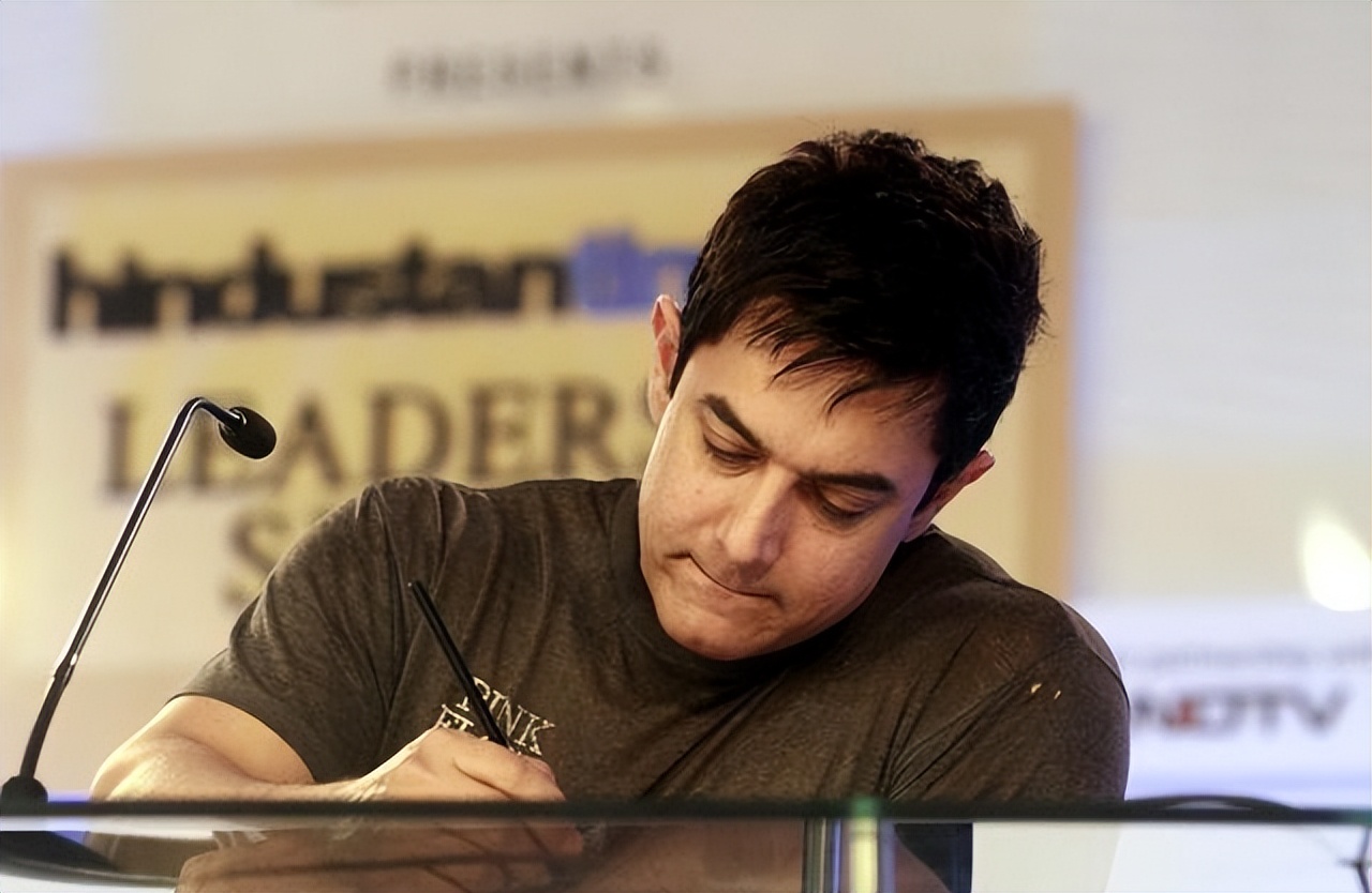 出身印度贵族，却总砸自己的“锅”，阿米尔汗的真面目到底是什么