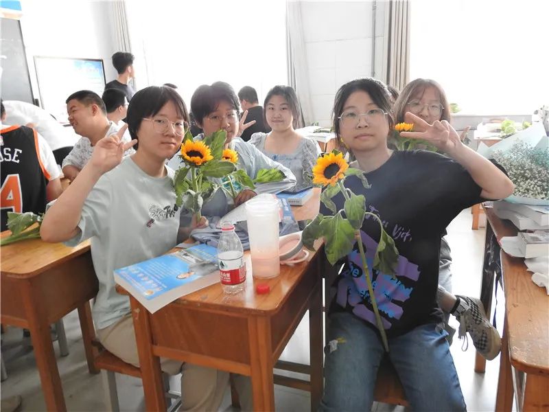 毕业季来临即将和母校说再见,毕业十年匆匆路过母校感言