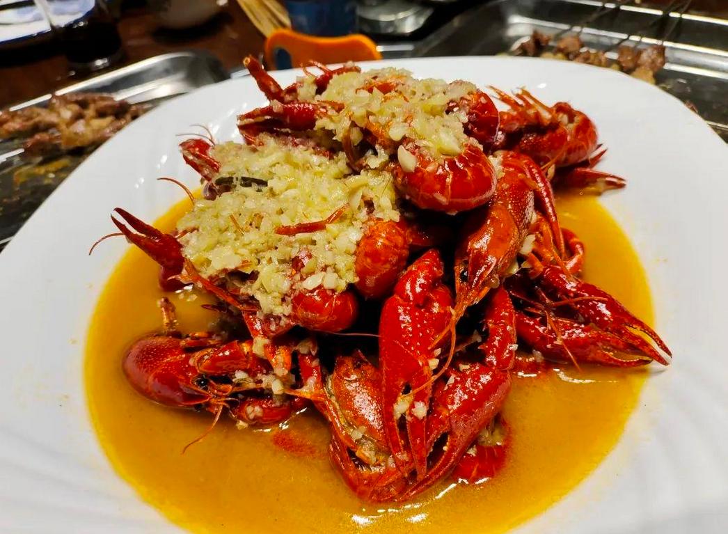 饿肚子睡觉和吃宵夜哪个危害大,睡前吃夜宵和饿肚子睡觉哪个健康